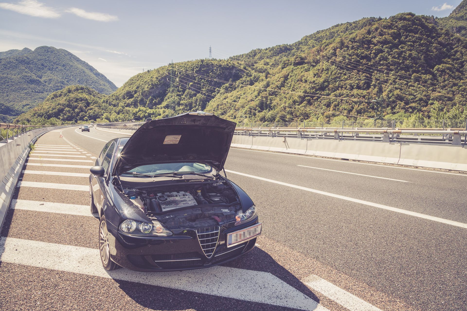 Une voiture avec le capot ouvert
