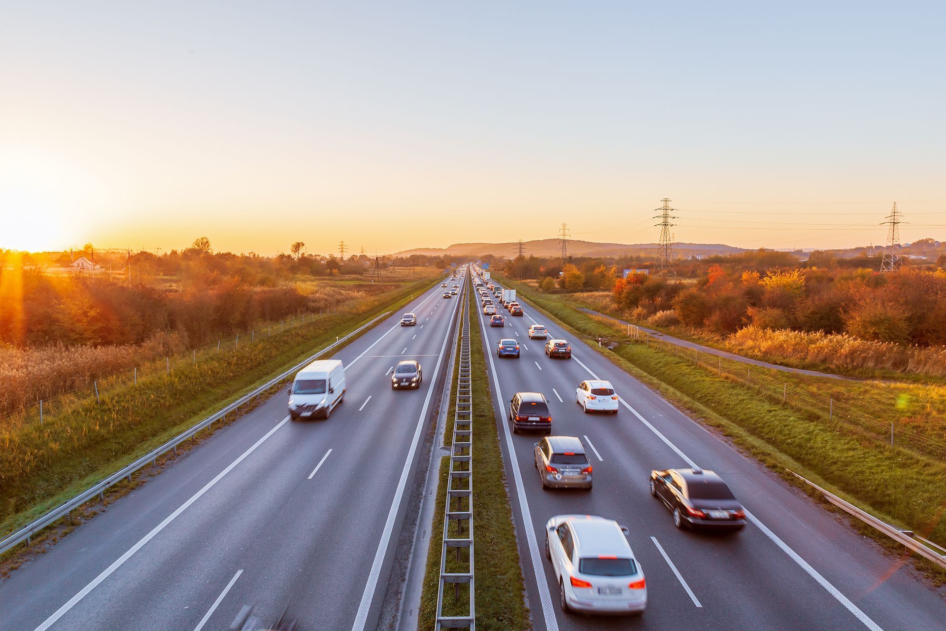 Une autoroute au coucher du soleil