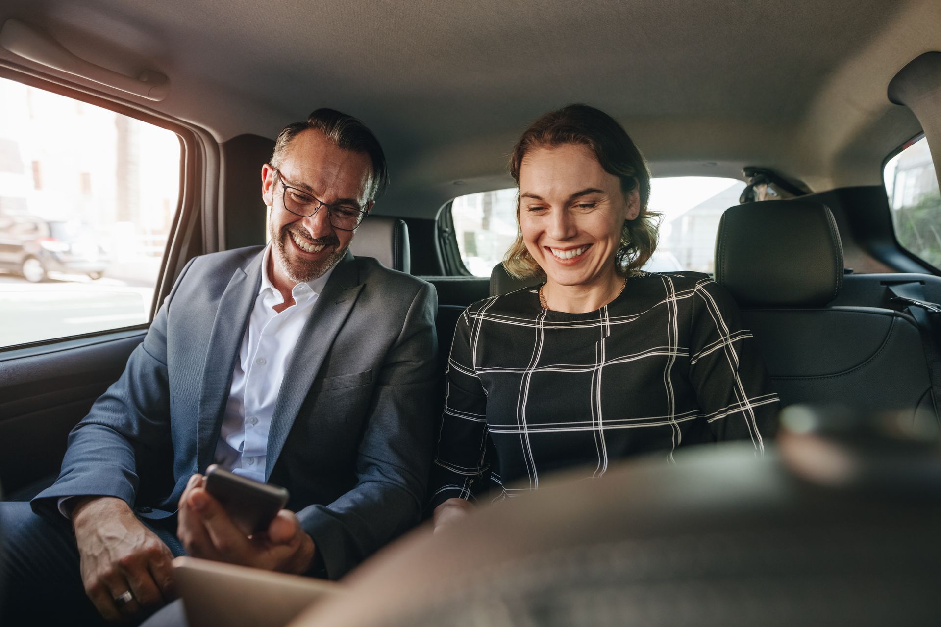 Un couple souriant à l'arrière d'un taxi