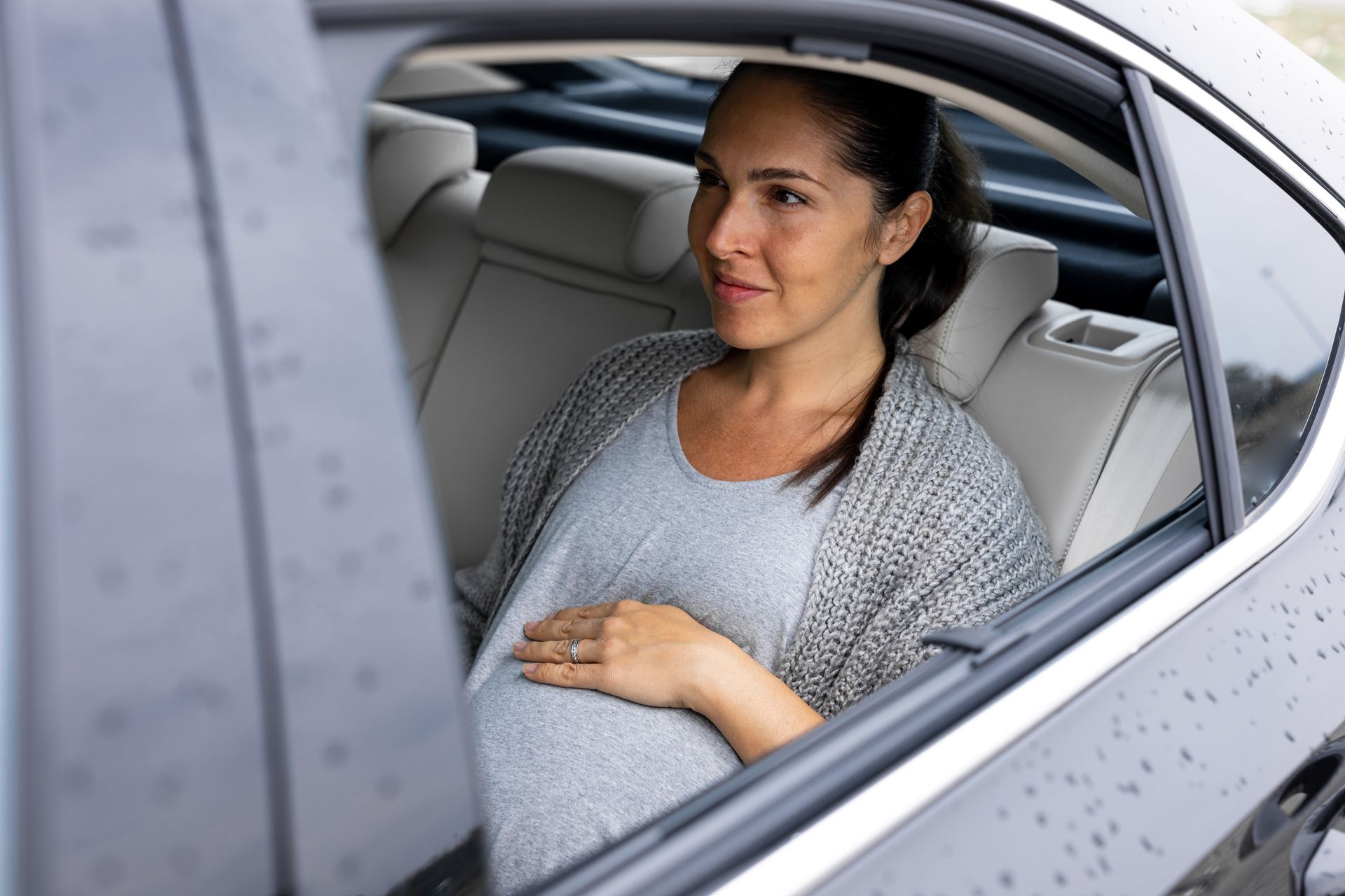 Une femme enceinte assise dans un taxi