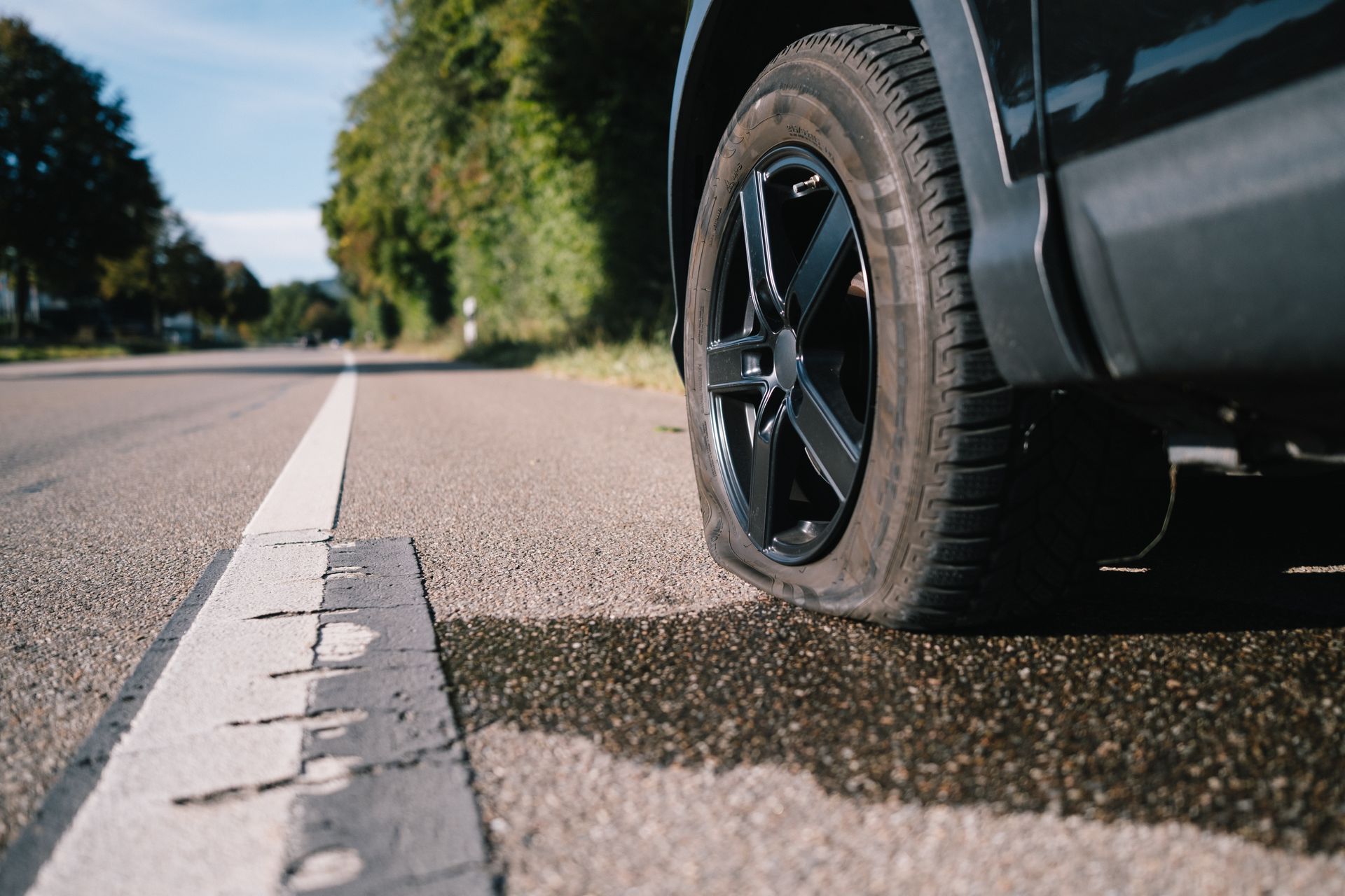 Une voiture avec un pneu crevé