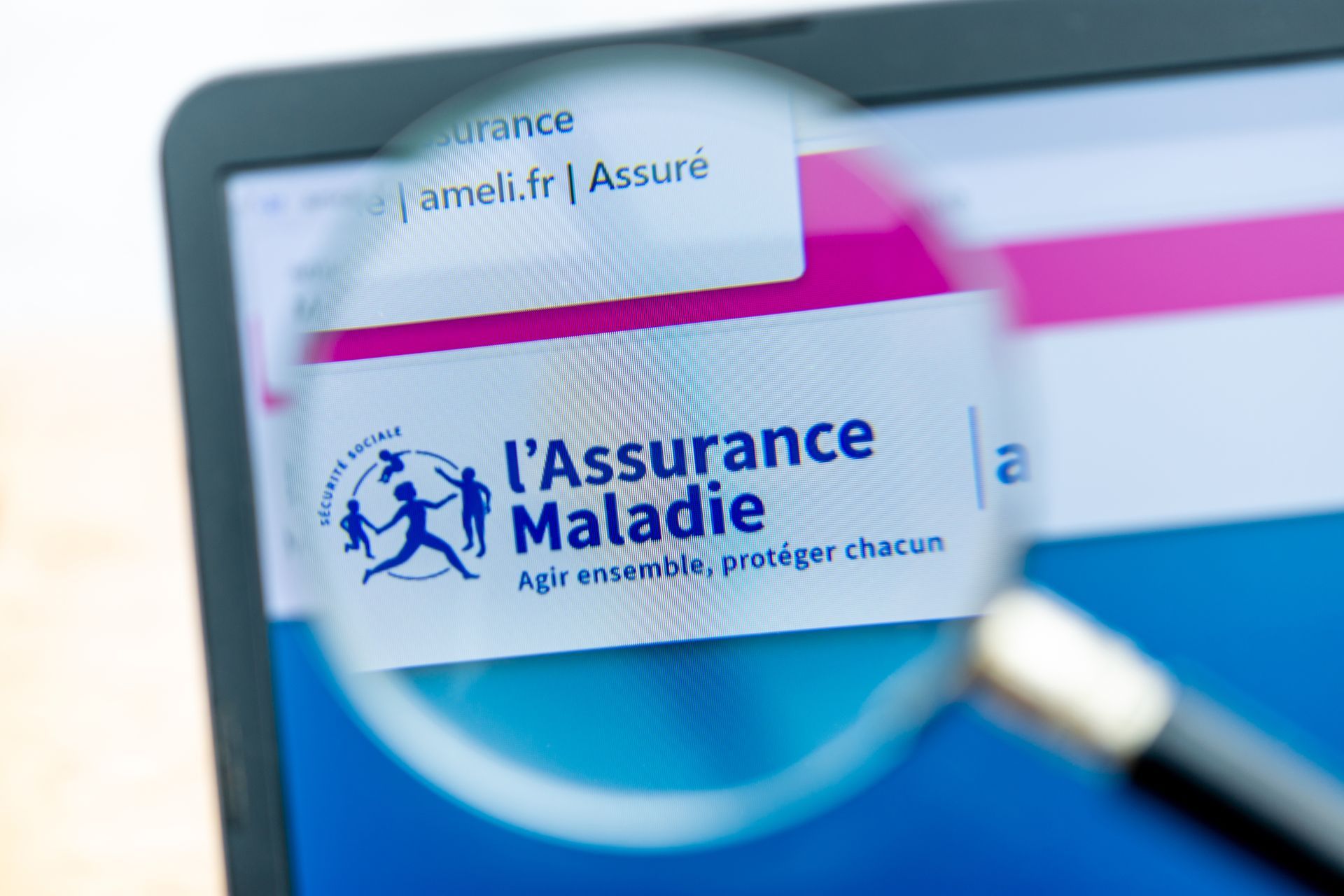 Zoom sur le logo de l'Assurance maladie grâce à une loupe