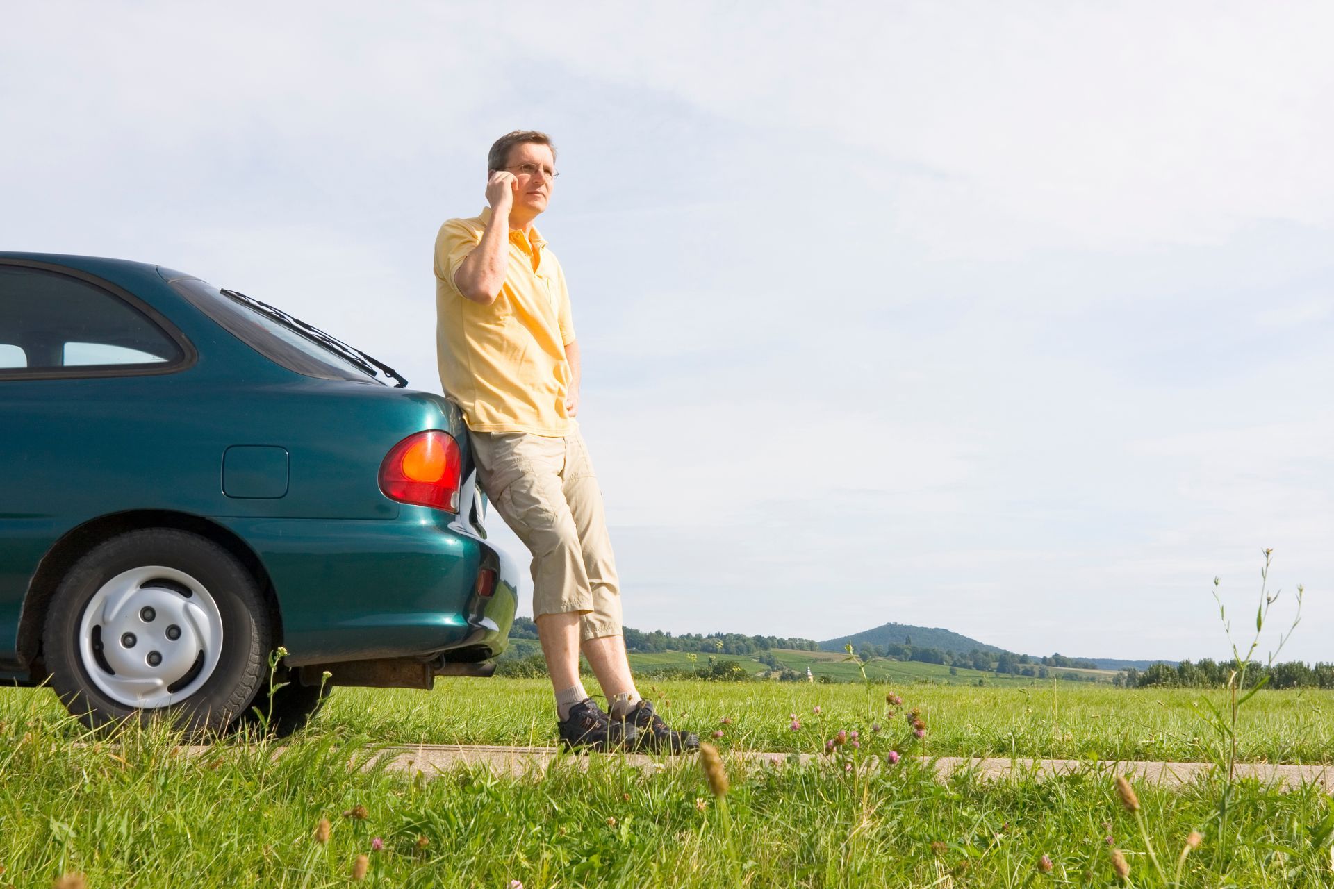 Un homme avec une voiture en panne appelant un taxi