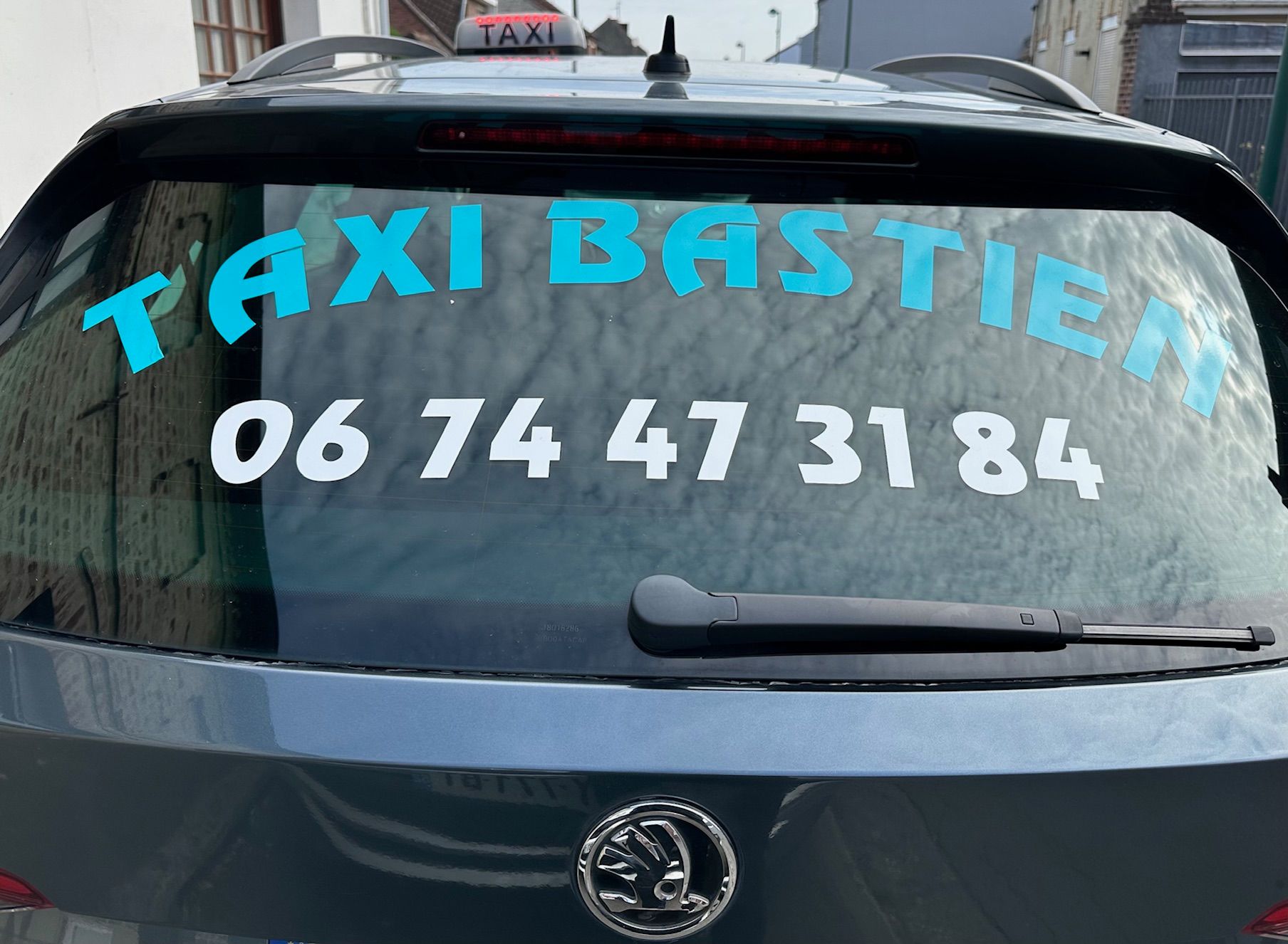 Vitre arrière de TAXI BASTIEN