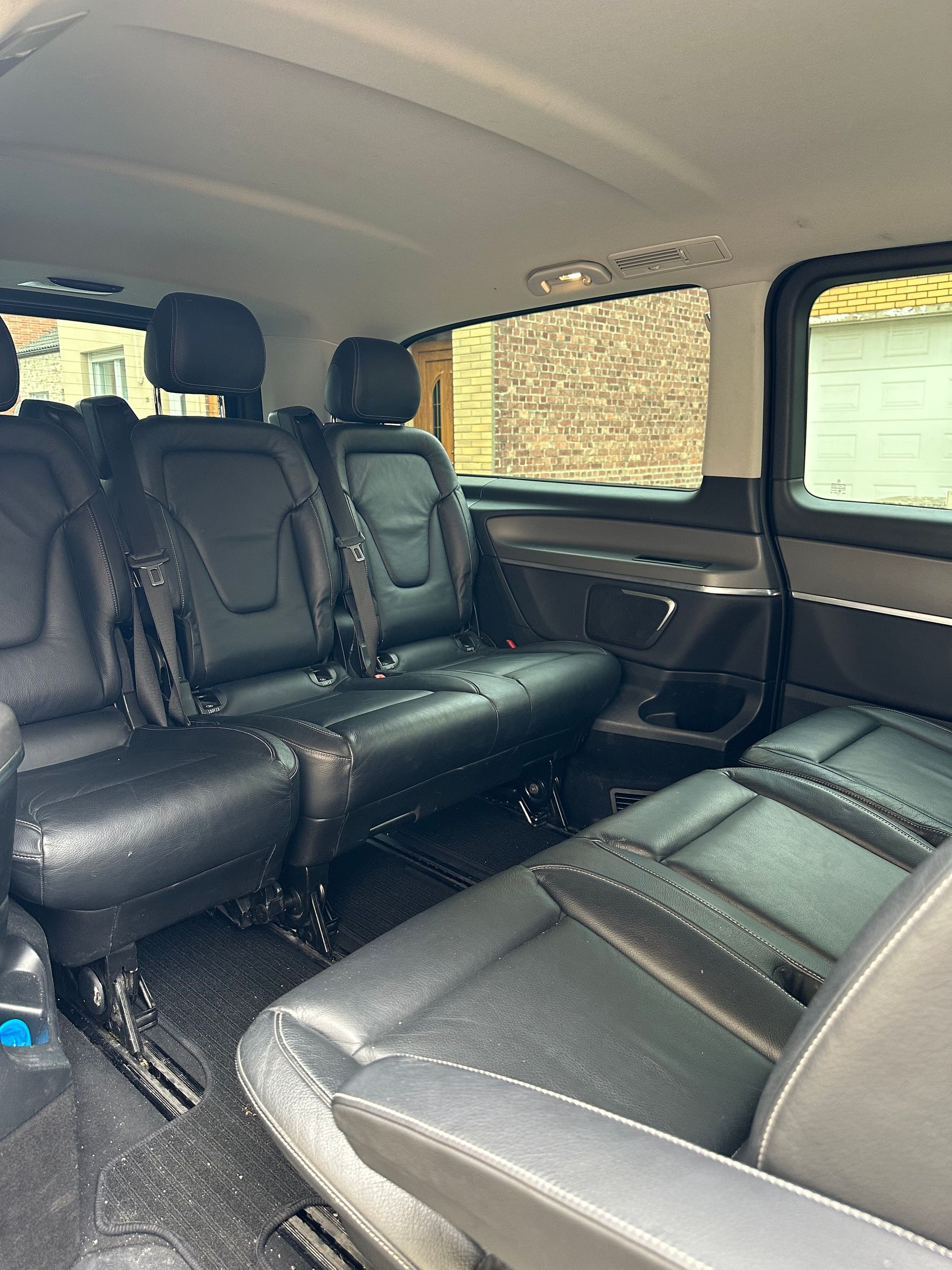 Taxi garé devant un hôtel