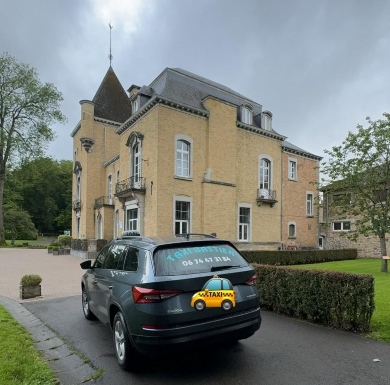 Taxi de la compagnie TAXI BASTIEN stationné devant une maison