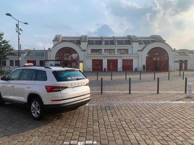 Taxi devant la gare de Lens