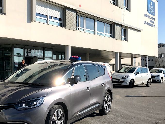 Taxi stationné devant un hôpital
