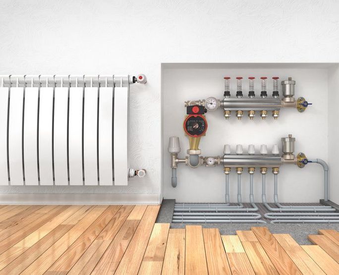 Sistema de calefacción con radiador, tuberías y componentes de suelo radiante.