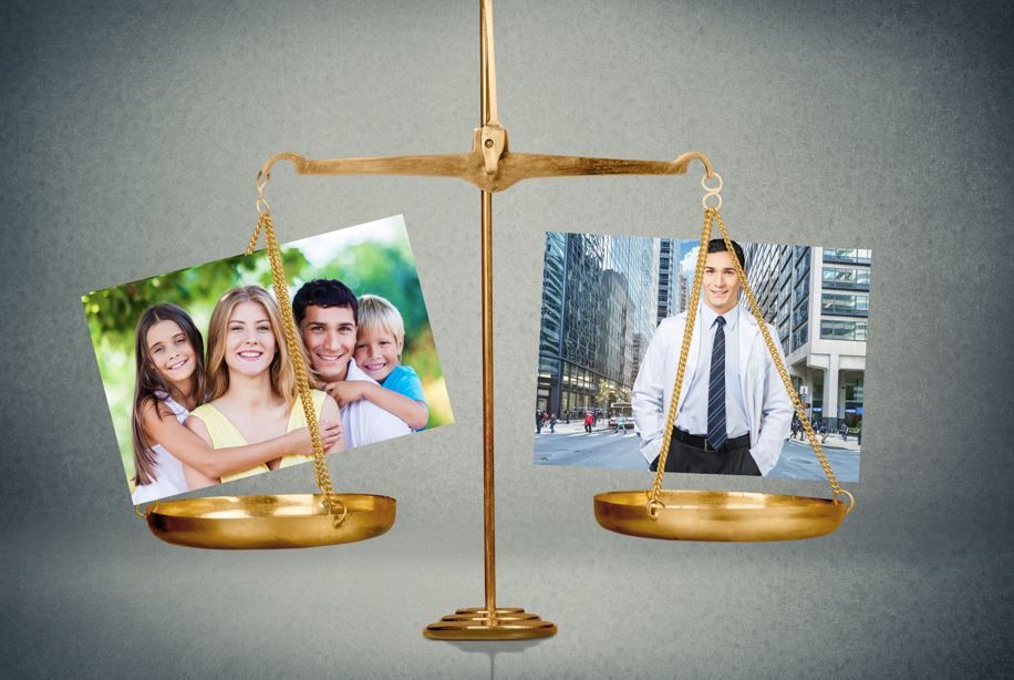 Una balanza equilibra una fotografía familiar con un hombre de negocios en un entorno urbano.