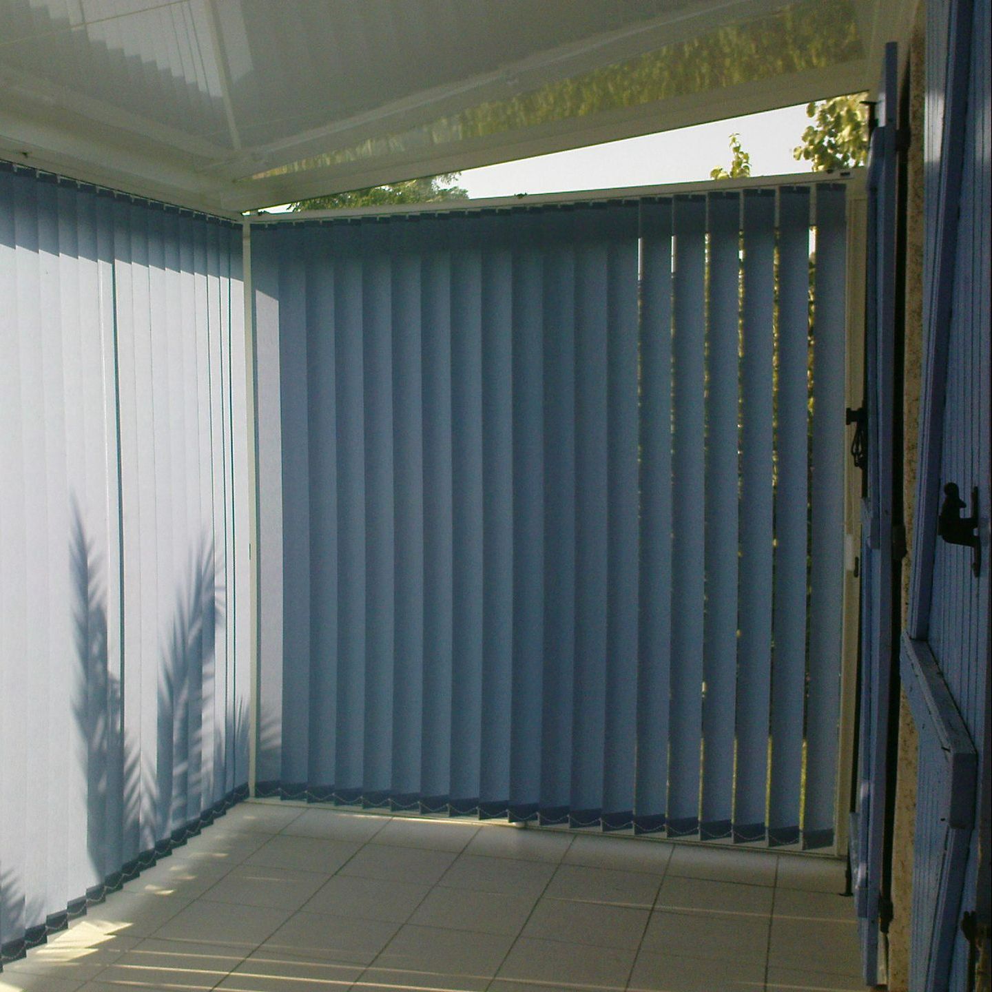 Store extérieur bleu