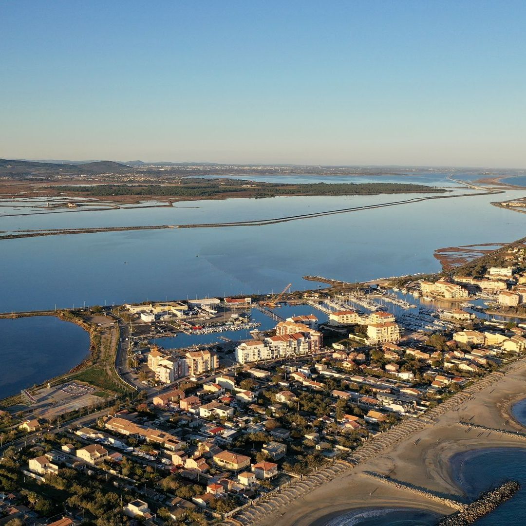 Vue de haut de la ville de Frontignan