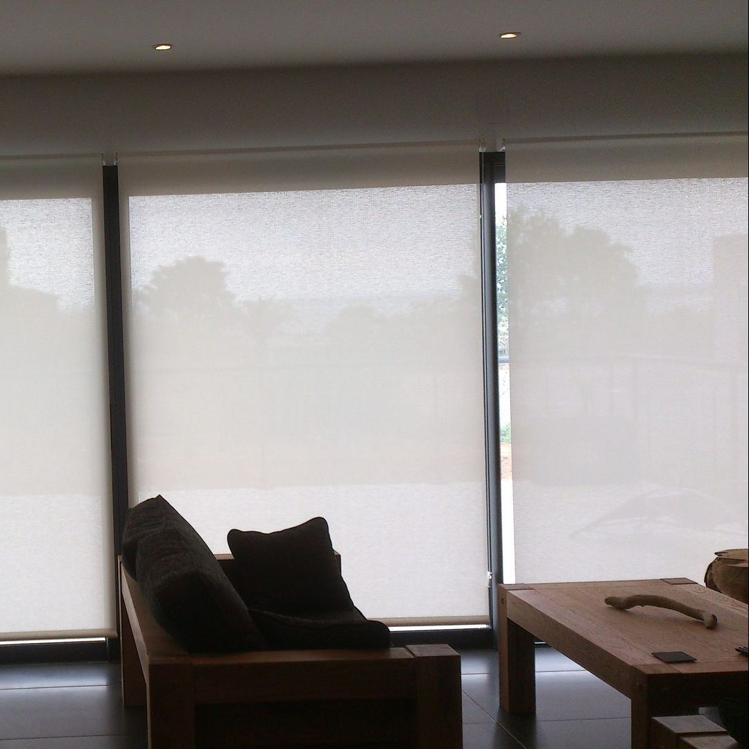 Fenêtre avec un store intérieur fermé dans un salon