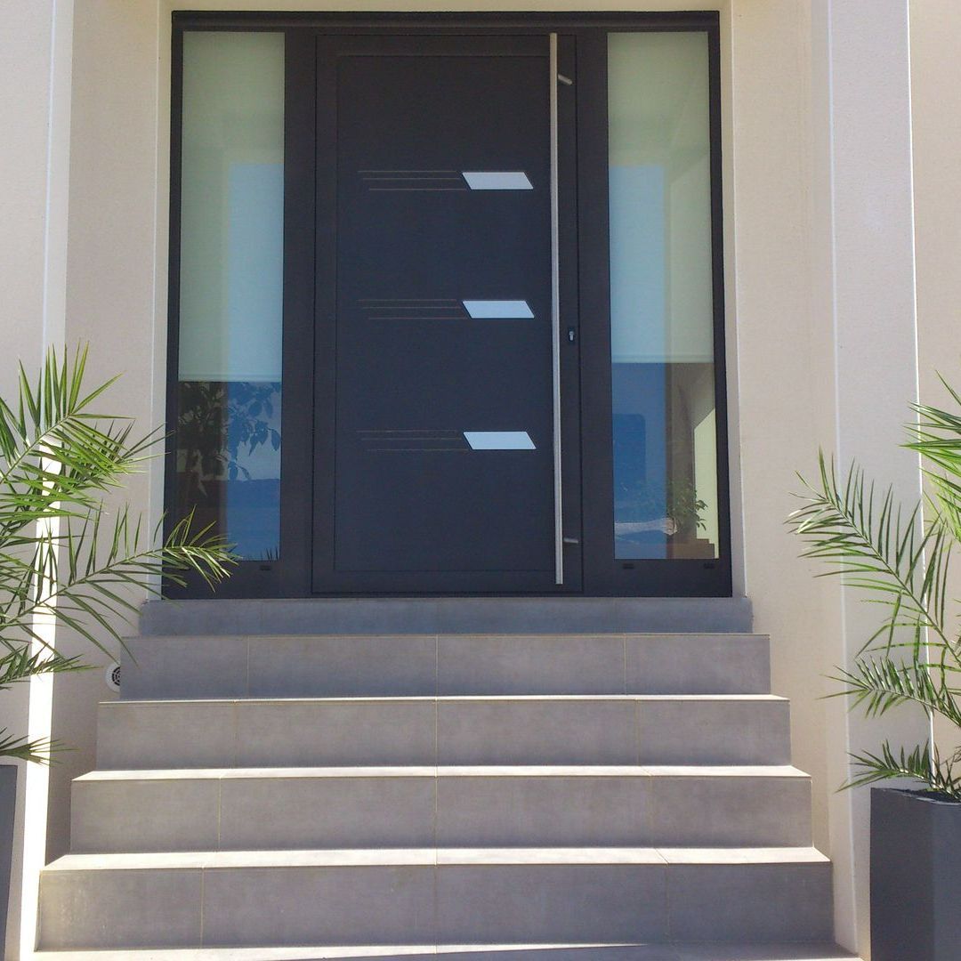 Porte d'entrée design noire en haut de marches