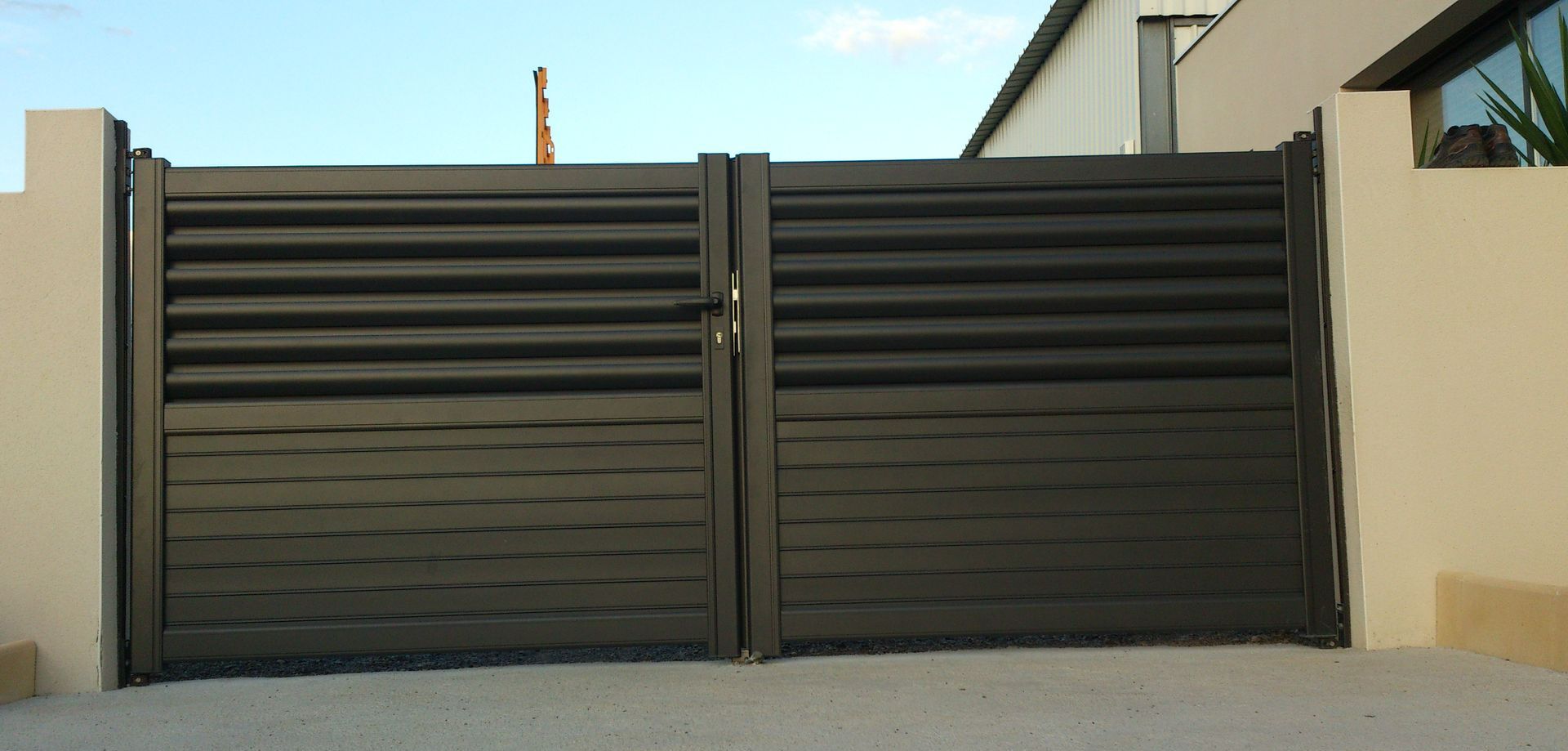 Portail en aluminium moderne avec lames horizontales 