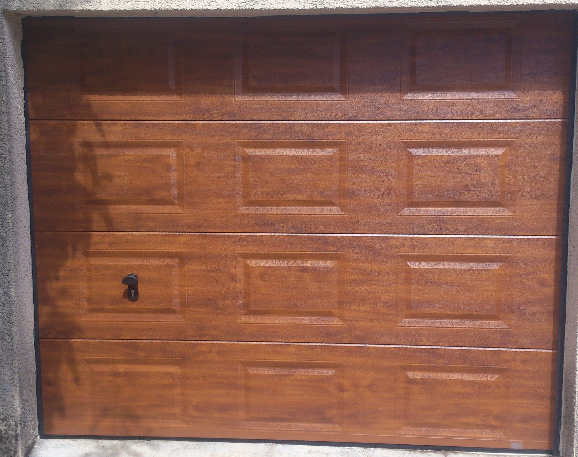 Porte de garage en bois avec panneau rectangulaire