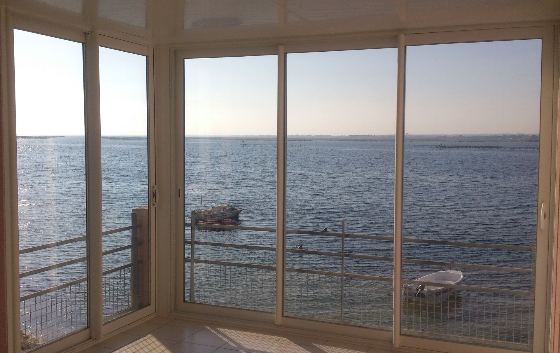 Véranda avec une vue sur la mer