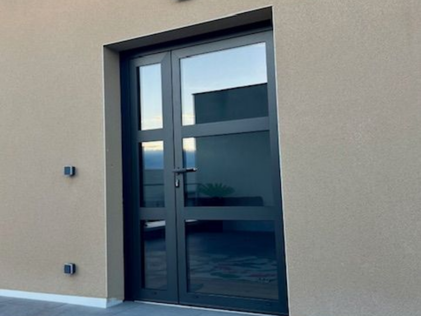 Personne en train d'ouvrir une fenêtre, vue de l'intérieur