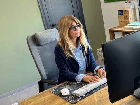 Personne en train de serrer le mécanisme de fermeture d'une porte