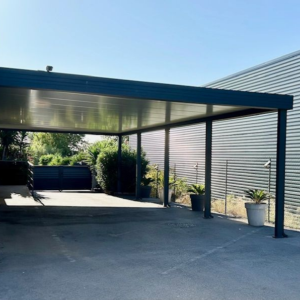 Homme en train d'installer les lames d'une pergola