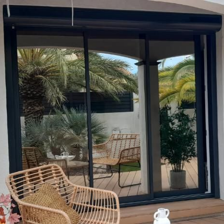 Main d'une personne en train de poser une vitre avec des gants