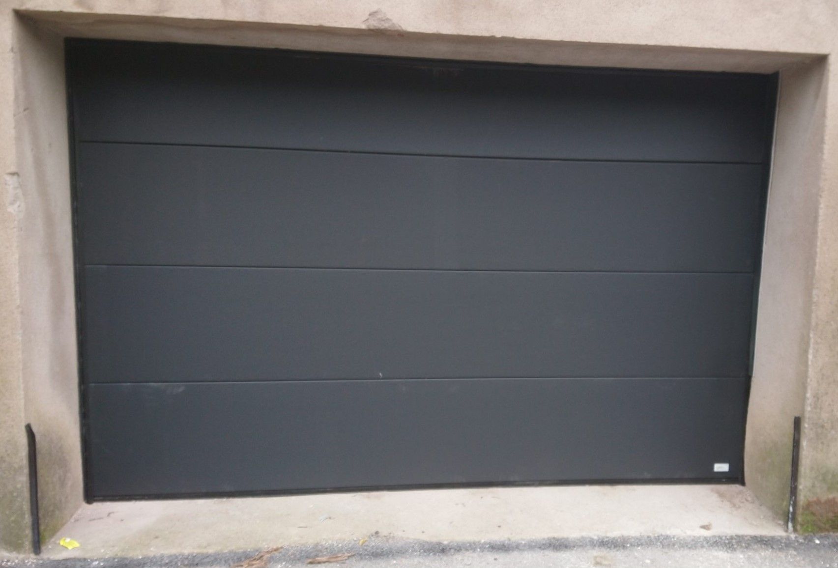 Porte de garage sectionnelle grise fermée