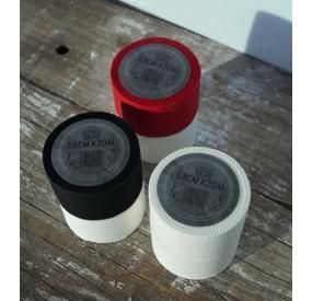 Hay cuatro rollos de cinta sobre una mesa de madera.