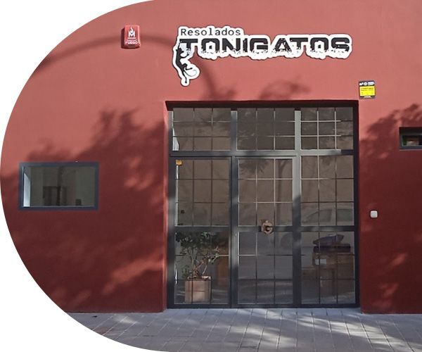 Un edificio rojo con la palabra tonicators en él