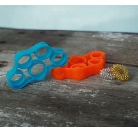 Un ejercitador de dedos azul y naranja está sobre una mesa de madera.