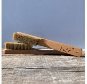Un cepillo de dientes de madera está sobre una mesa de madera.