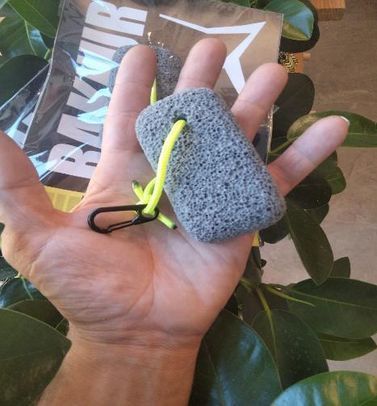 Una persona sostiene una pequeña piedra en su mano.