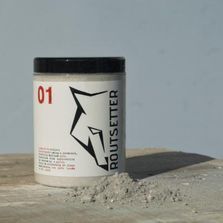 Un frasco de polvo está encima de una mesa de madera.