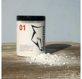 Un frasco blanco con el número 01.