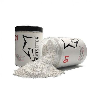 Dos frascos de polvo están uno al lado del otro sobre una superficie blanca.