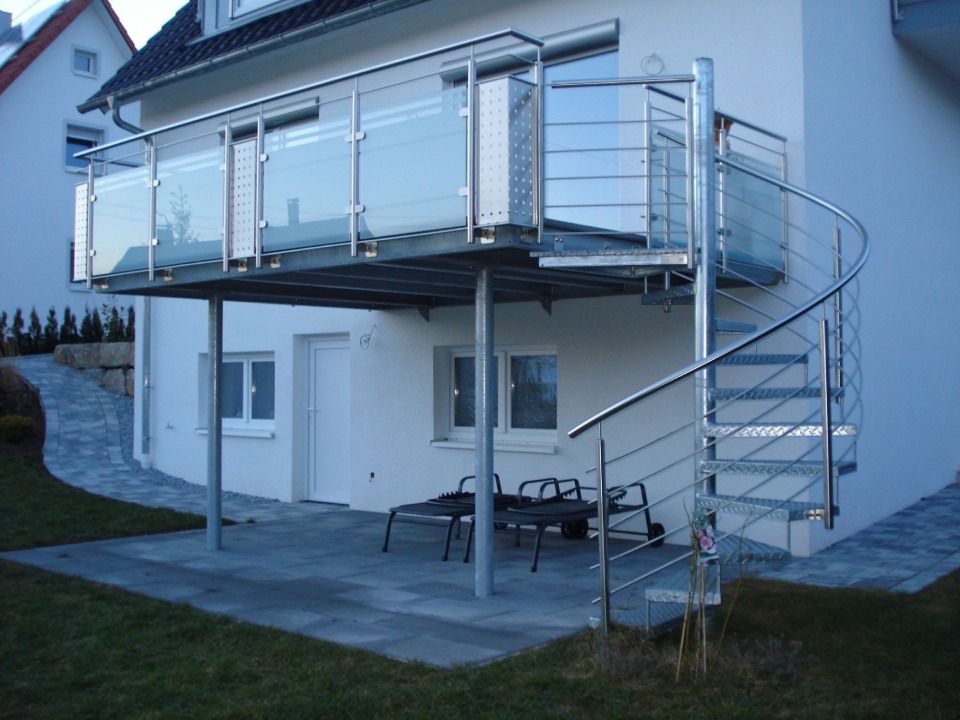 Balkongeländer aus Metall und Glas