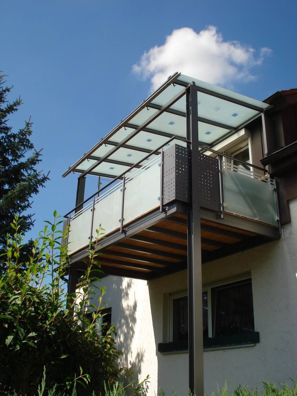 Balkongeländer und Dach hergestellt durch Bayer Erwin Metallgestaltung