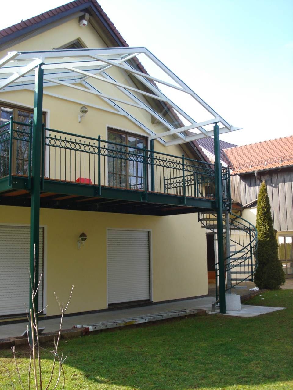 Balkongeländer und Dach hergestellt durch Bayer Erwin Metallgestaltung