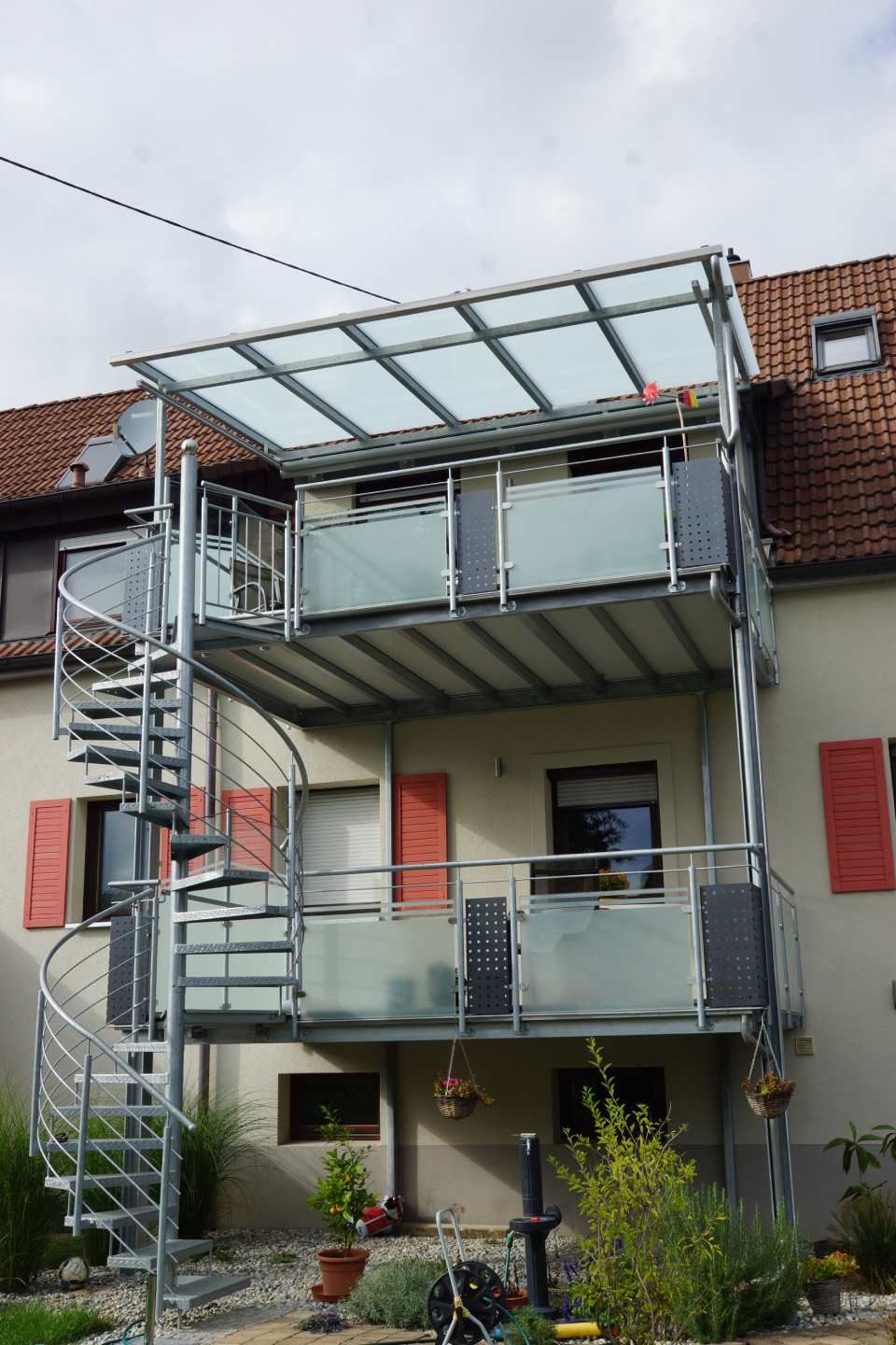 Balkongeländer und Dach hergestellt durch Bayer Erwin Metallgestaltung