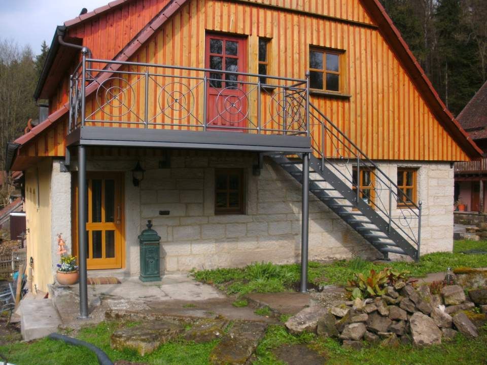 Treppenaufgang zur zweiten Etage hergestellt durch Bayer Erwin Metallgestaltung