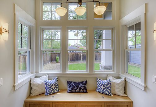 In der ecke des zimmers gibt es einen fensterplatz.