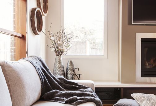 Ein Wohnzimmer mit Couch, Kamin und Fernseher.