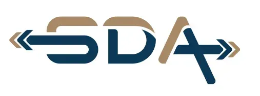 Logo SDA bleu et or avec lettres stylisées et doubles chevrons des deux côtés