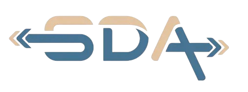 Logo SDA bleu et beige avec des flèches obliques de chaque côté