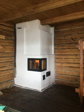 tulisija hirsirakennuksessa