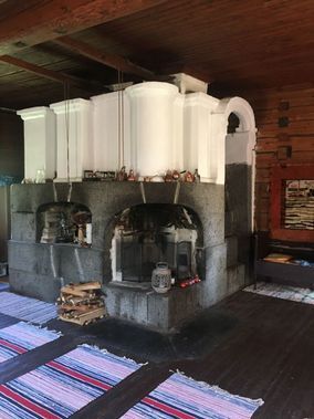 käsinrakennettu suurikokoinen tulisija