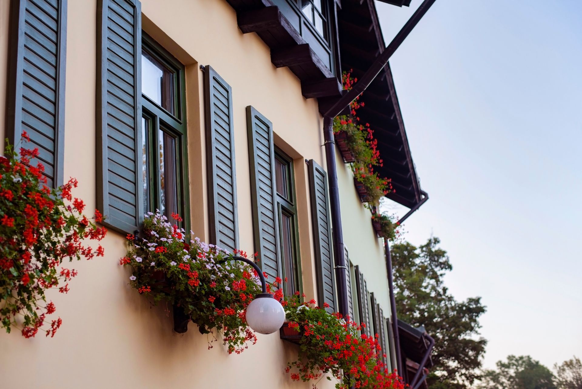 Façade d'une maison avec des persiennes.