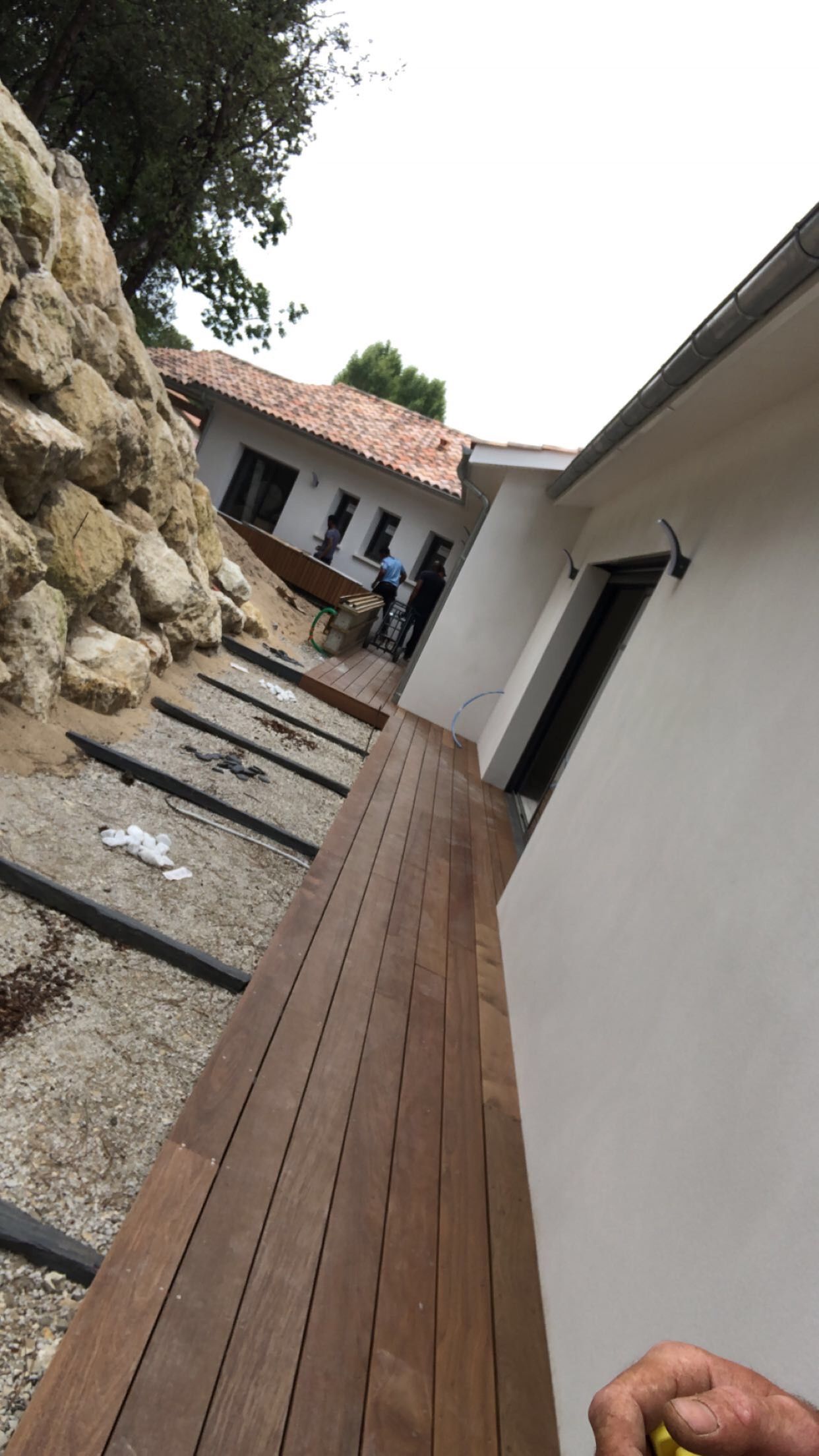 Travaux en cours de la mise en place d'une terrasse en bois