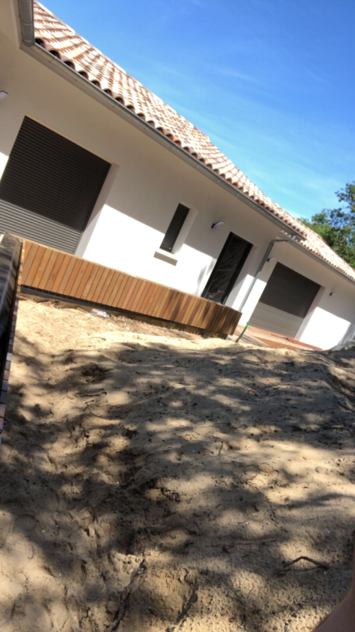 Installation d'une palissade assez basse non loin d'une façade d'une habitation