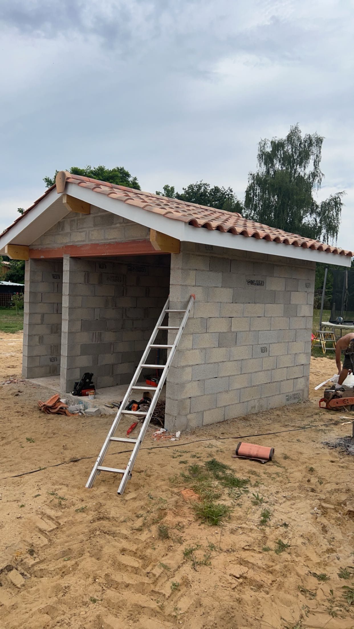 Mise en place d'une toiture avec un bandeau blanc