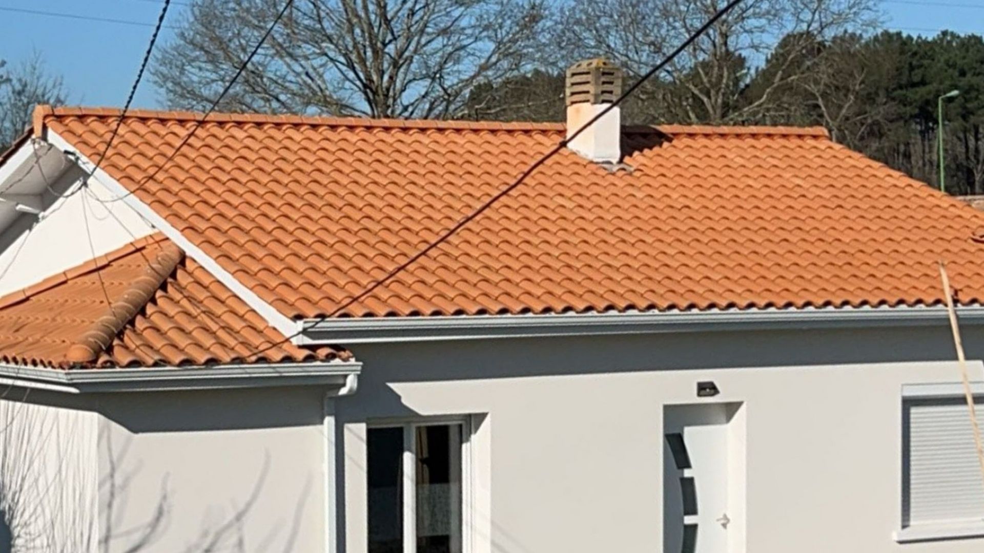 Toiture propre en tuiles après démoussage et nettoyage